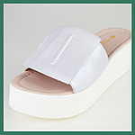 Жіночі шльопанці на танкетці