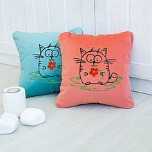 Подушка подарункова "Котик з квіточкою" флок