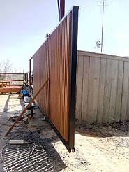 Заполнение каркаса откатных ворот деревянным брусом (штакетником)