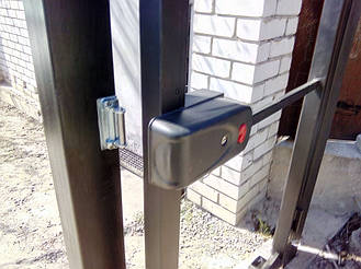 Каркас калитки для обшивки деревом с накладным электромеханическим замком CISA