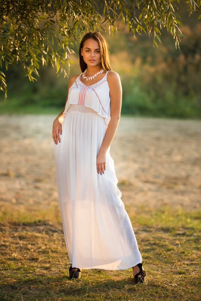 фотографія білий жіночий сарафан на тонких бретельках