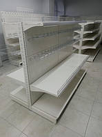 Островной стеллаж с комбинированной задней стенкой: сплошной металл + перфорация.