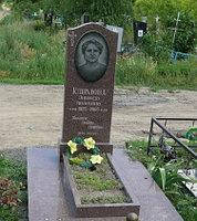 Памятник из гранита токовский с 110*50*5 с цветником