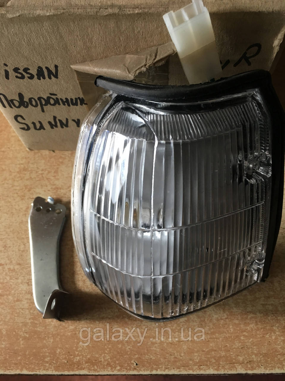 Поворотник (покажчик повороту) лівий білий Nissan B12/N13 1986 - 1990