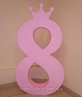 Цифра 8 з короною з пінопласту з фарбуванням в рожевий колір. Висота 95 див.