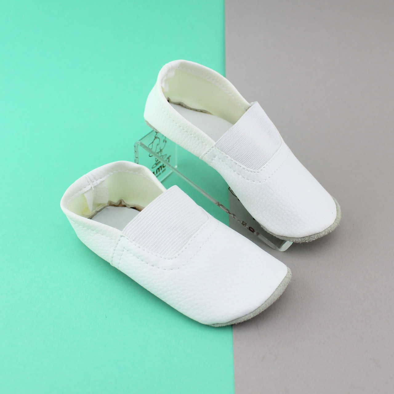 Білі чешки на дівчинку та хлопчика