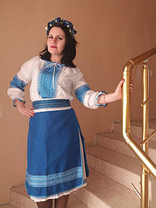 Костюм жіночий. Сорочка біла з вишивкою, на попліні. Колір вишивки синій червоний спідниця (пухта) синя