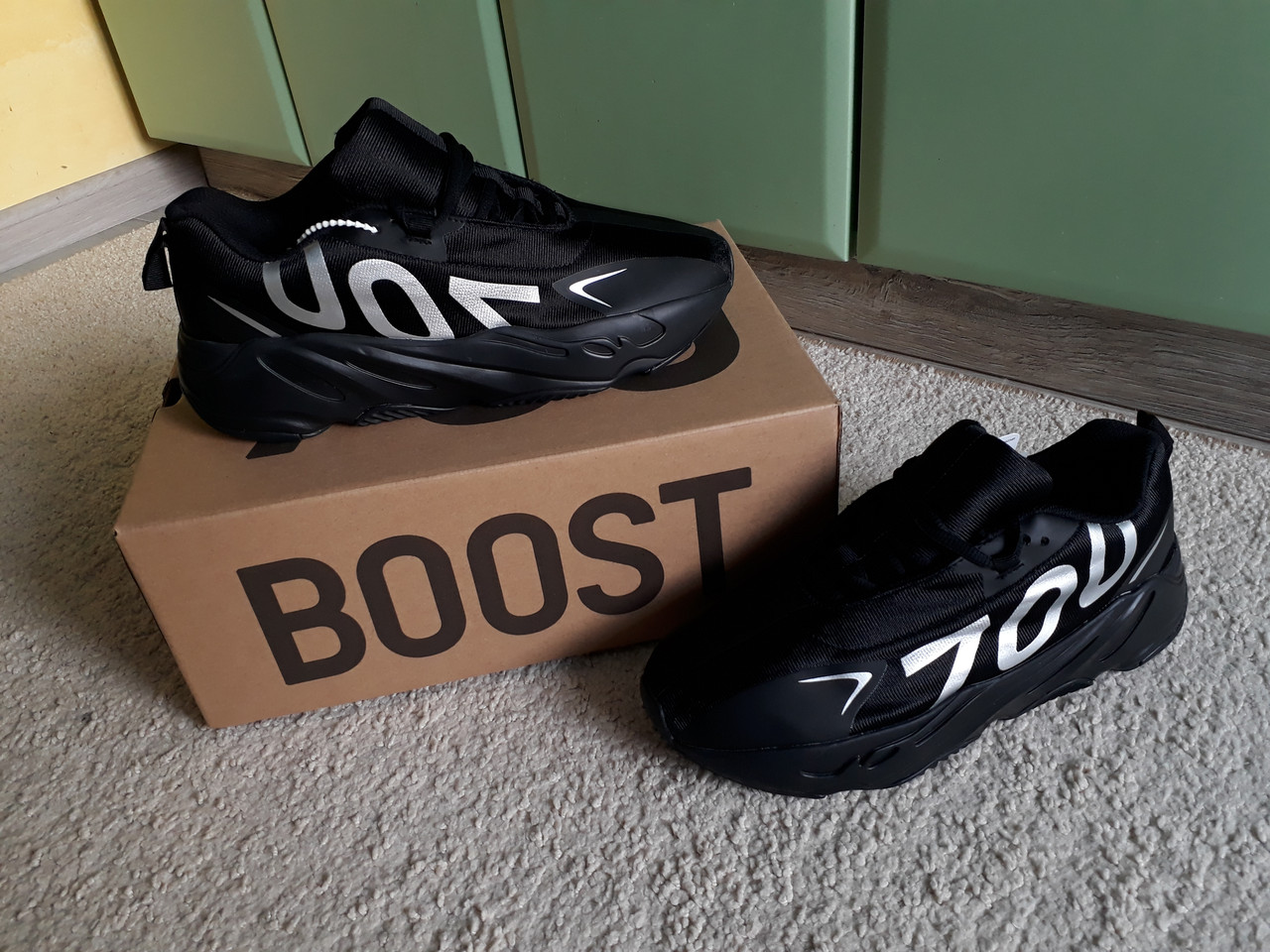 Чоловічі кросівки Adidas Yeezy Boost 700 VX