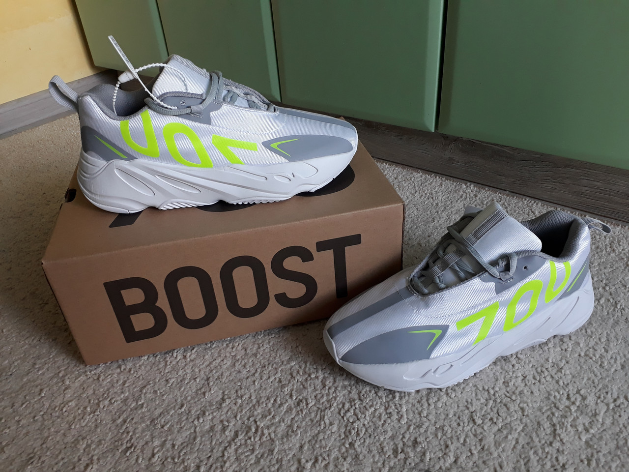 Чоловічі кросівки Adidas Yeezy Boost 700