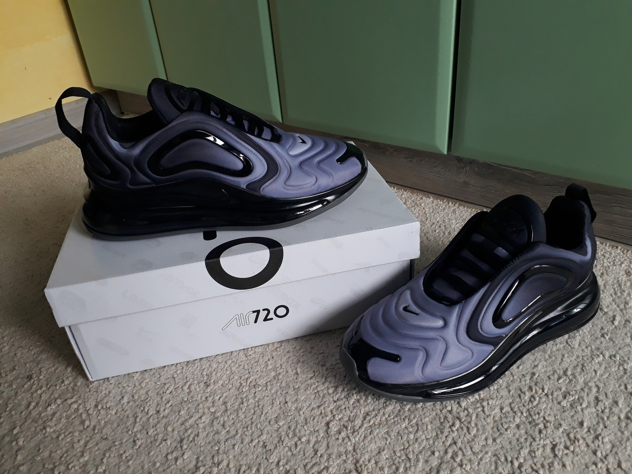 Чоловічі кросівки Nike Air Max 720 Black Purple фіолетовий із чорним