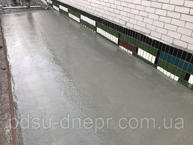 Бетонна площадка в приватному будинку