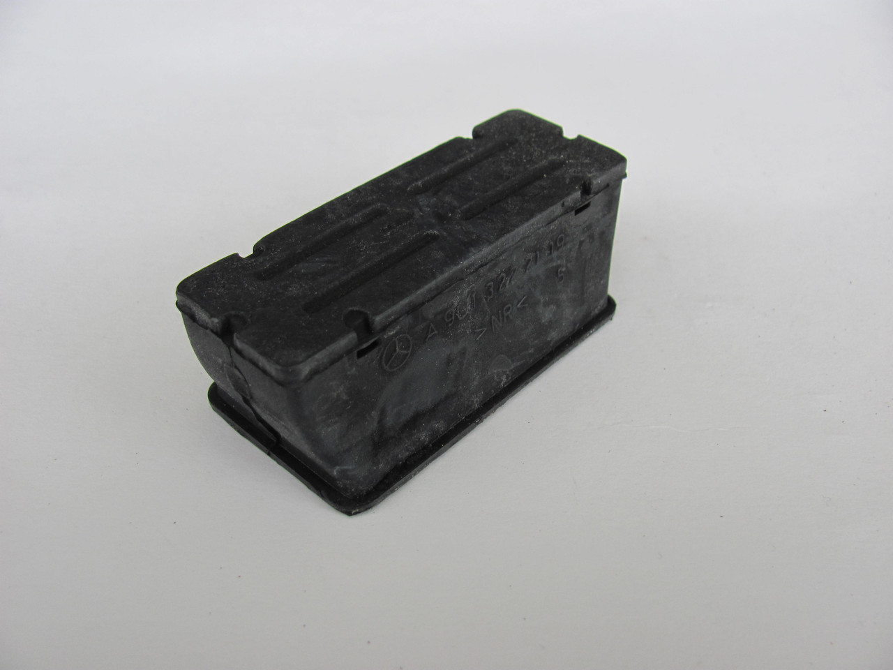 Подушка пластикової ресори (нижня/L) MB Sprinter, VW LT 1996-2006 — Mercedes (Оригінал) — A 901 322 21 19