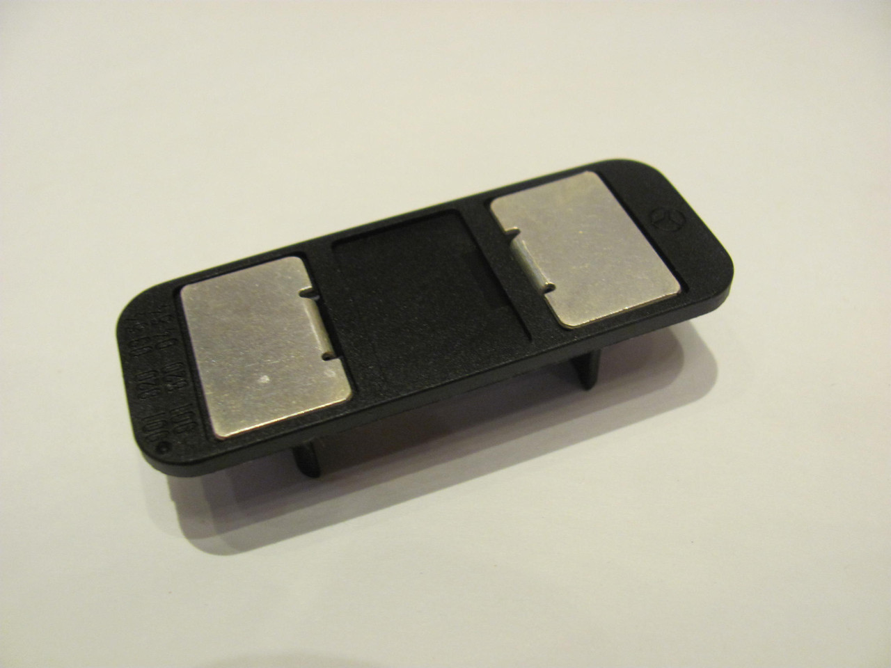 Контакт задніх дверей (на кузові) MB Sprinter, VW LT 1996-2006 — Mercedes-Benz (Оригінал) — A 901 820 03 54