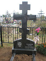 Памятник из гранита с крестом и цветником