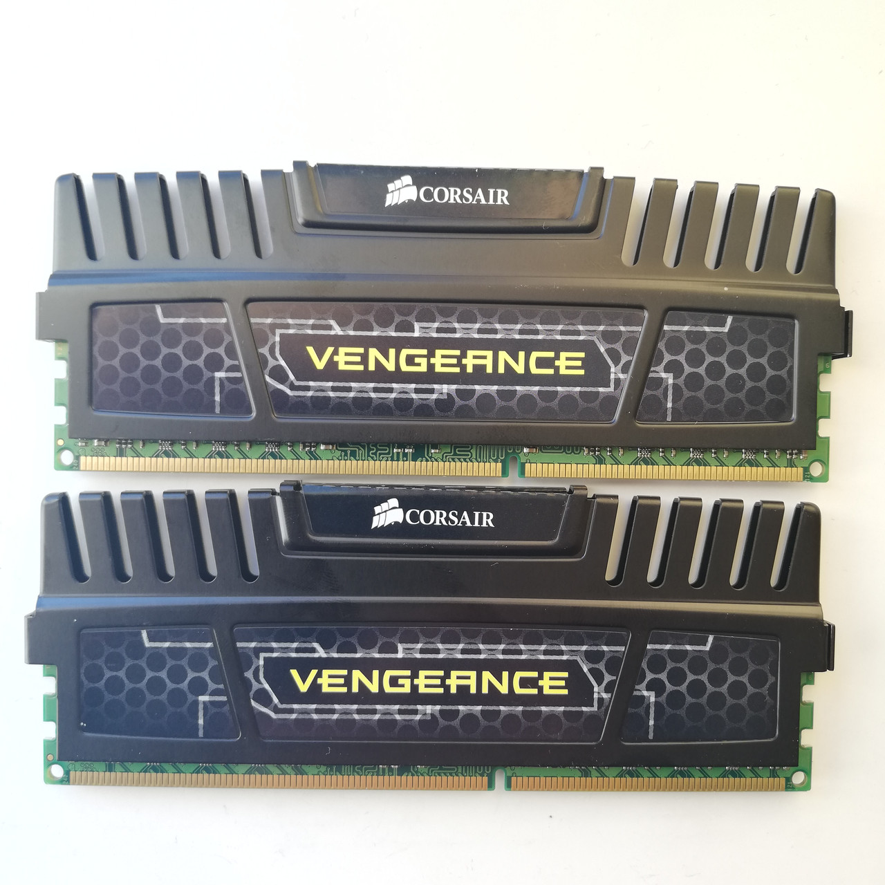 Комплект оперативної пам'яті Corsair DDR3 8Gb (2x4Gb) 1600MHz PC3-12800U 2R8 CL9 (CMZ8GX3M2A1600C9) Б/В
