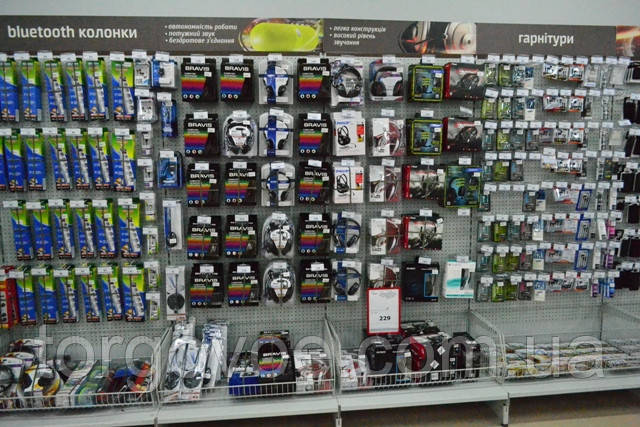 Стелажі торговельні з перфопанелями для аксесуарів у магазин електроніки. Торгове обладнання ВІКО Київ