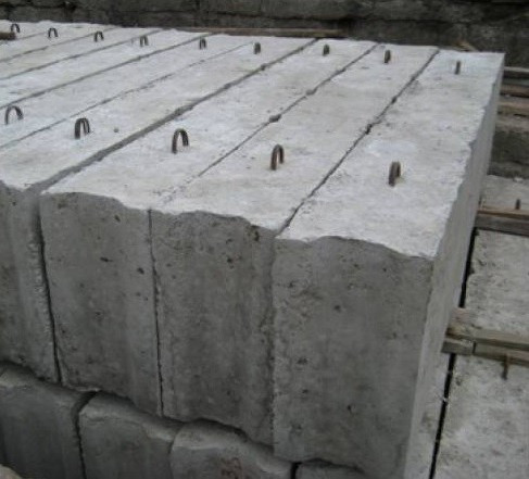 Фундаментні бетонні блоки ФБС з важкого бетону армовані монтажною арматурою