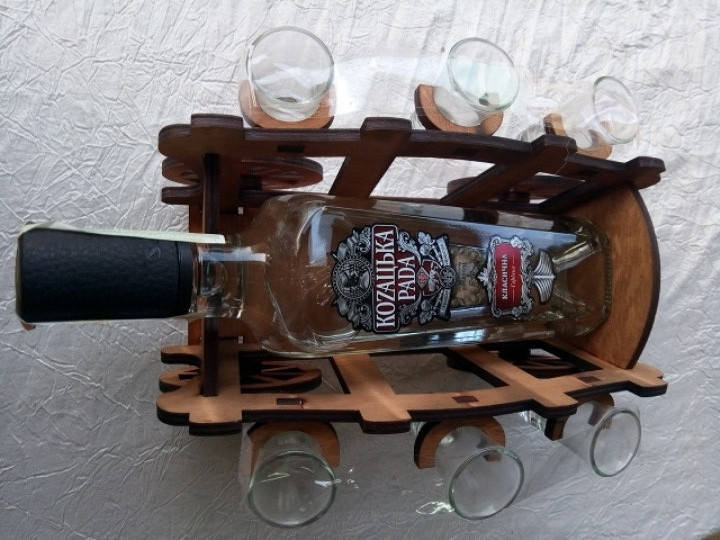 Қазандық жалаңаш қыздар Ер адам өзінің әйелін дилдомен сипалайды.