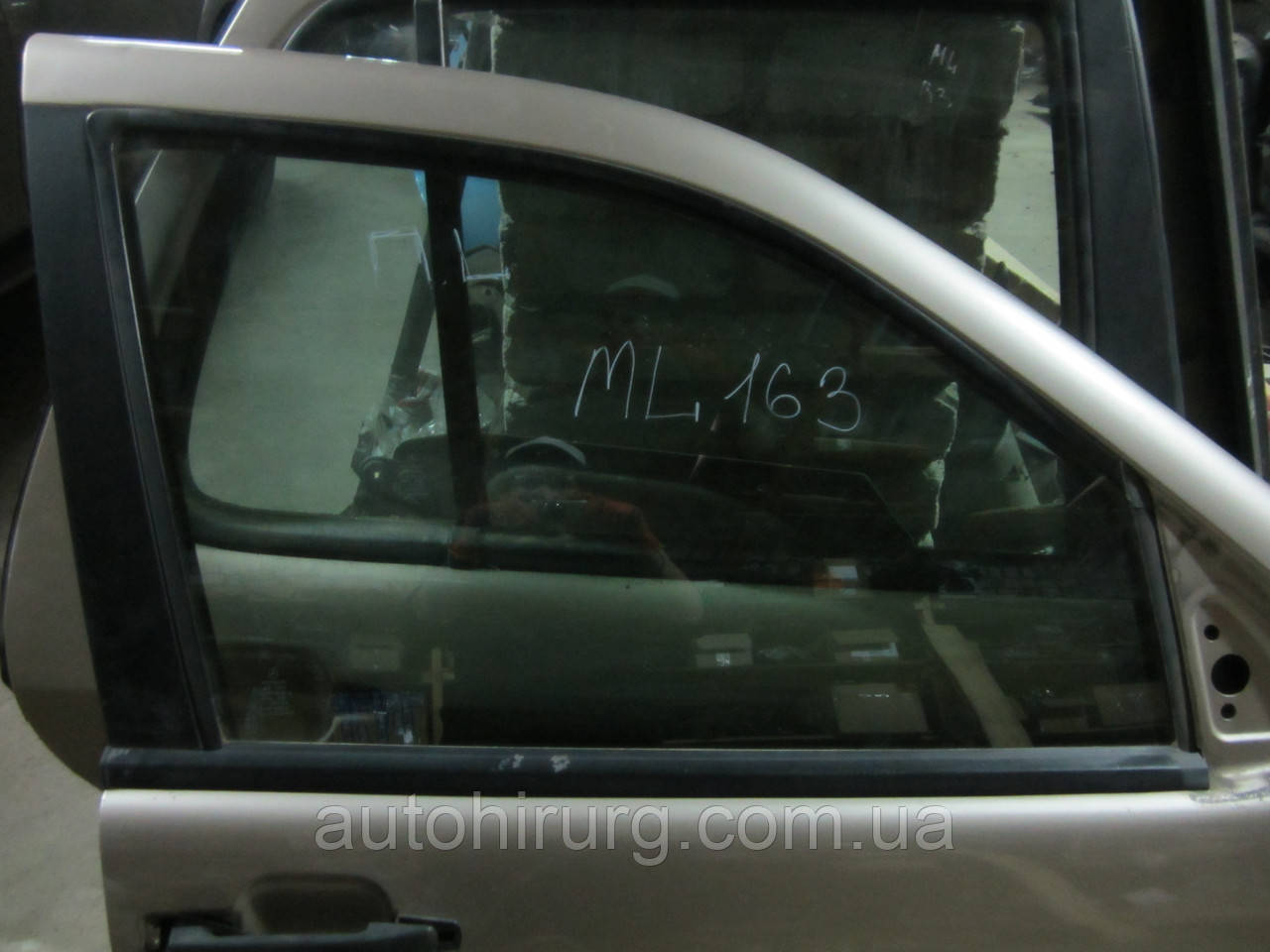 Переднє праве дверне скло Mercedes W163 ML-Сlass