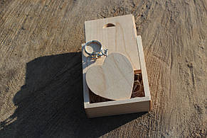 Дерев'яна флешка «Серце» з індивідуальним гравіюванням Клен "Серце" на 32GB (3.0) в скринці