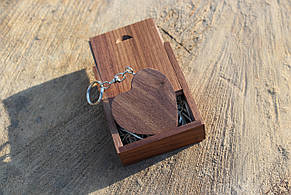 Дерев'яна флешка «Серце» з індивідуальним гравіюванням Горіх "Серце" на 32GB (3.0) в скринці