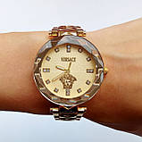Елегантні жіночі кварцові наручні годинники Versace, золотого кольору, зі стразами на металевому браслеті, фото 4
