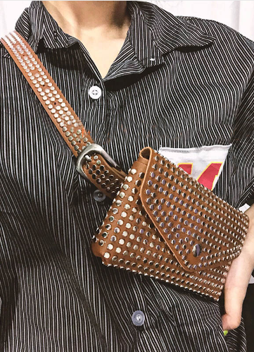 Сумка жіноча поясна на ремені з заклепками (коричнева), фото 1