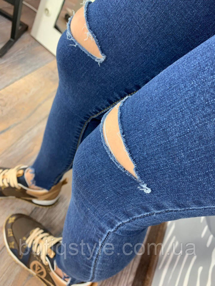 Стильные женские синие джинсы с порезами и рваными краями - фото 2 - id-p539683457