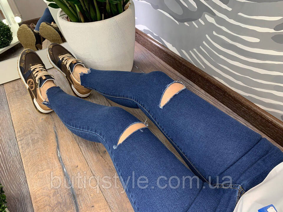 Стильные женские синие джинсы с порезами и рваными краями - фото 3 - id-p539683457