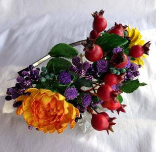 Обруч для волосся з квітами і ягодами ручної роботи "Шипшина"