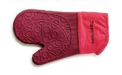 Силіконова рукавиця-прихватка витримує температуру до 220 градусів.