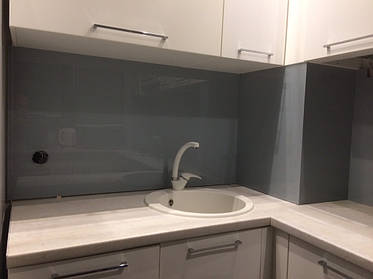 Серое скинали - установка стеклянного лакобеля на кухне в Днепре 1