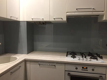 Серое скинали - установка стеклянного лакобеля на кухне в Днепре 2