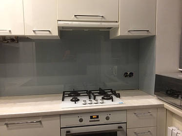 Серое скинали - установка стеклянного лакобеля на кухне в Днепре 3
