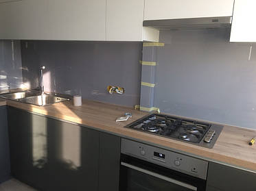 Фартук - серый лакобель. Установка стеклянной панели в Днепре 2