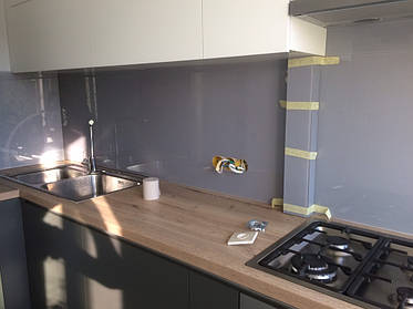 Фартук - серый лакобель. Установка стеклянной панели в Днепре 1