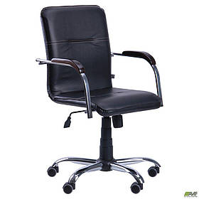Офісне крісло АМФ Самба-RC чорне Хром на коліщатках з дерев'яними підлокітниками горіх