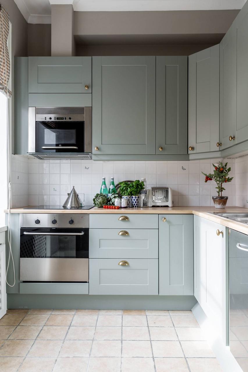 Кухня в стилі сучасна класика колір фасадів сіро зелений