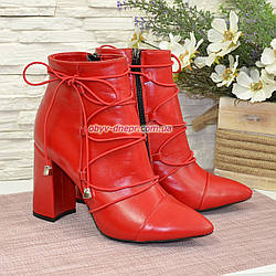 Черевики шкіряні на високому стійкому каблуці, декоровані гумкою