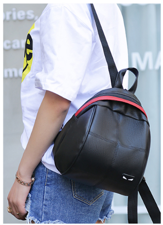 Рюкзачок женский чёрный кожзам в форме Капля с красочным оформлением замка