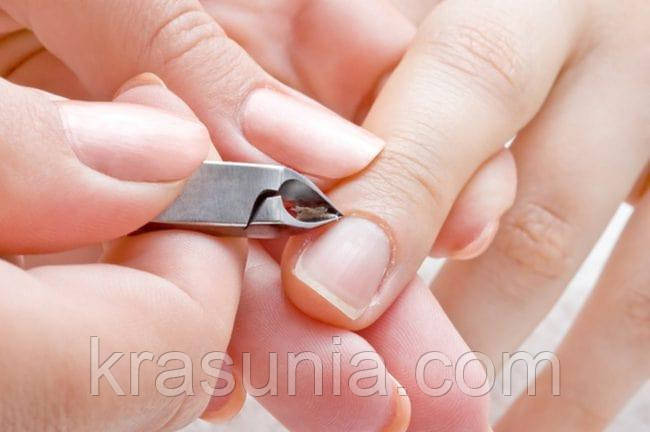 Виконання класичного обрізного манікюру відповідно з технікою безперервного зрізу