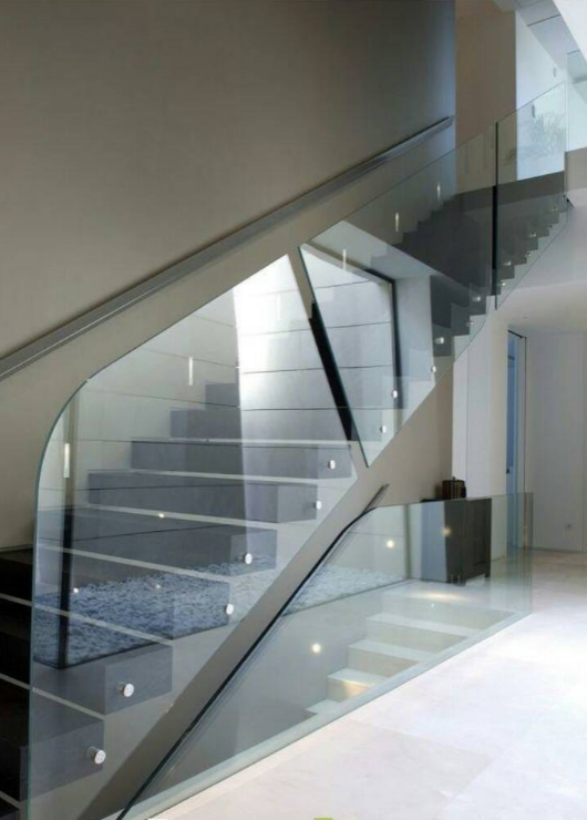 Скляне огородження на сходах