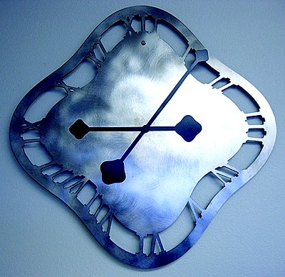 Фігурне різання металу — Металевий декоративний годинник