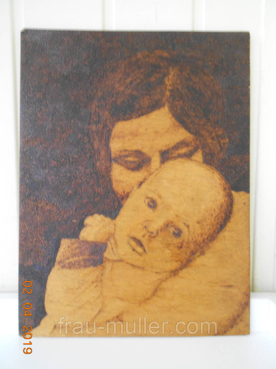 Картина "Мати і дитя" випалювання по дереву, художник Степаньян Р. Л. 1979 р.