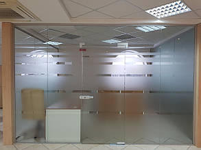 Скляні перегородки для офісів і торгових центрів, виготовлення та встановлення