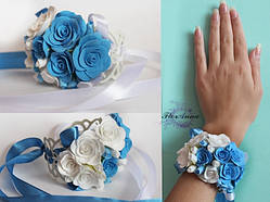 "Біло-блакитні троянди" браслет на руку з квітами з полімерної глини