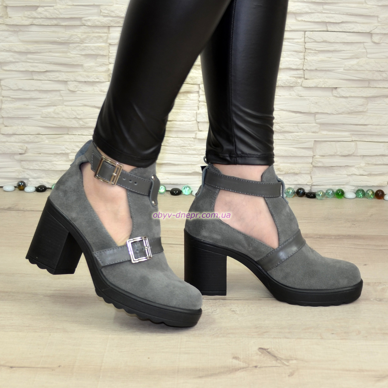 Відкриті замшеві ботильйони жіночі на стійкому каблуці, колір сірий, фото 1