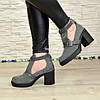 Відкриті замшеві ботильйони жіночі на стійкому каблуці, колір сірий, фото 4