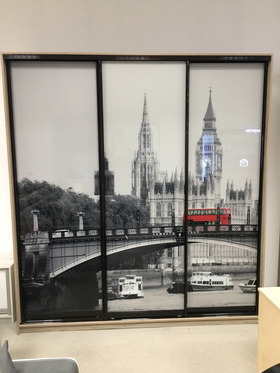 Шафа-купе стандартна. Корпус Дуб сонома світлий, фотодрук, профіль венге глянець. Розмір 2626*600*2400
