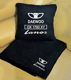 Автомобільна подушка — плед із вишивкою логотипу "DAEWOO"